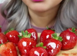 吃草莓沾奶油小姐姐,甜蜜小姐姐的味蕾诱惑