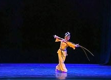小姐姐穿清朝汉服跳舞,小姐姐汉服翩翩，演绎古典风华